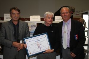 Yves Authouard, président du secteur de Le Teil entouré de Michel Charbonnier président du Coq teillois et de Philippe Coquet, président de la FFSB