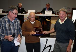 Paul Bonnet avec Guy Vallet, président de Satillieu a reçu sa médaille des mains d’Anthony Stanco CTSD de l’Ardèche