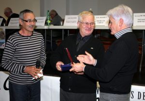 Jean-Pierre Mathon entouré par Jean-Paul Mazoyer, président de Valvignères et Yves Authouard, président du secteur de Le Teil