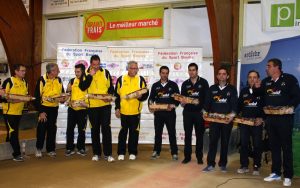 Remise des prix aux perdants de ces demi-finales : Gérard Condro, Pasquale Bruzzone, Vincent Lapertot, Luc Ayral et Jean Perrier pour Annecy, Sébastien Grail, Anthony Percherancier, Fabrice et Daniel Laposta et Emmanuel Bilon pour Vif.