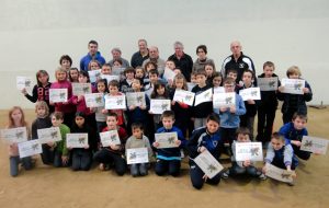 Les enfants arborent fièrement leur diplôme