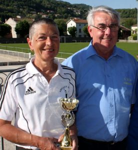 IsabelleGrange a reçu la coupe de sous-championne de l'Ardèche des mains du président du CBD 07, Marc Valayer
