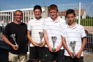 Gaël Maire, Dylan Jean et Jérémy Palisse (Saint Victor) avec le manager Roland Maire