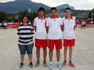 -Jérémy Besson, Hugo Revollon et Brice Alves Pereira du CFB d’Annonay ne sont pas sortis des poules, battus deux fois par Gibaldi (Isère) 4 à 13 à la 1ère partie et 8 à 11 à la partie de barrage après avoir gagné Paccaud-Pereira (Ain) 13 à 4. Reversés en Coupe de France, ils vont y faire un magnifique parcours puisqu’ils vont s’y imposer nettement 13 à 1 contre Enria (Ain) dans le cadre d’honneur en même temps que les autres finales. En 8ème de finale, ils ont battu Tonet (Savoie) 13 à 2, en quarts ils ont battu Rodriguez (Gard) 13 à 4 et se sont imposés en demi-finales 13 à 7 devant Chardon (Sarthe).