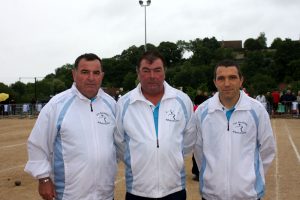 Dominique Sihol, Frédéric Fanget et Francis Debos Villeneuve de Berg (secteur d’Aubenas) ont perdu à la partie de barrage 10 à 11 devant Scippa (Isère) après avoir gagné ce même Scippa 10 à 6 et avoir perdu 11 à 13 devant Mayoussier (Hautes Alpes).