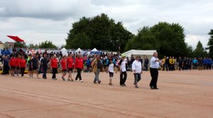 L'entrée des finalistes avant La Marseillaise reprise en coeur par une partie du public.