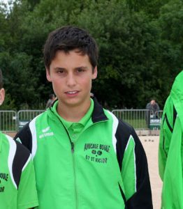 Kevin Bruyère de Saint Victor (secteur d’Annonay) a perdu en seizièmes de finale, 9 à 13 face à Paul Mollard (Savoie). En poule, il a bénéficié de l’office puis a perdu 10 à 13 devant Nathan Moyroud (Isère) avant de gagner sa partie de barrage 13 à 11 face à Théo Paget (Jura).