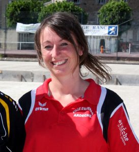 Elodie Vinard des Boulistes Albenassiens (secteur d’Aubenas) a réalisé un très beau parcours pour sa première participation à un championnat de France en ne s’inclinant qu’en demi-finale sur le score de 5 à 13 face à la future championne de France, Nicole Jandard (Rhône). Elle avait pourtant mal commencé en s’inclinant 10 à 13 devant Virginie Prudon (Saône et Loire) mais s’était bien reprise en battant, 13 à 12, Séverine Faure (Drôme) puis en prenant sa revanche à la partie de barrage, 13 à 7 sur Virginie Prudon. En huitièmes de finale elle est venue à bout, 13 à 10, de Virginie Porcheret (Savoie). En quarts, elle a gagné 13 à 8 devant Sylvie Minarro (Hérault).
