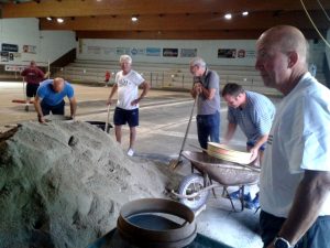 Les bénévoles se sont activés pour étaler le sable sur le nouveau revêtement