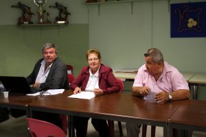 Alain Delichiere, président du secteur d'Aubenas avec Hélène et raymond Issartel à la table de marque de Villeneuve de Berg