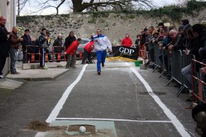 Sur ce jeu en pente et avec un fort dévers, Pierre Verdelli (plusieurs fois champion de France) comme Fabien Durand (champion du Monde) et Thibaut Amblard, jeune espoir, ont réussi à frapper aussi bien que dans un boulodrome plat comme une carte. Ils ont enthousiasmé le public présent sous l'oeil de Pat Verne initiateur de ces démonstrations et fin commentateur de l'exercice.