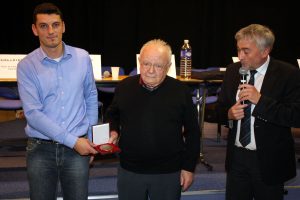 Florian Giraud remet à Marcel Gineste la médaille de la ville en présence du maire, Jacques Dubay