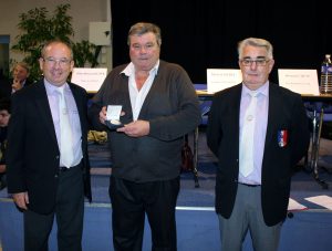 Alain Delichiere entre Bernard Chêne, vice-président de la FFSB, et Marc Valayer, président du CBD 07