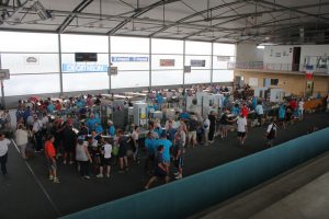 Une buvette vaste et très bien organisée à l’intérieur d’un gymnase.