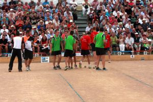 On salue les adversaires sous les applaudissements du public.