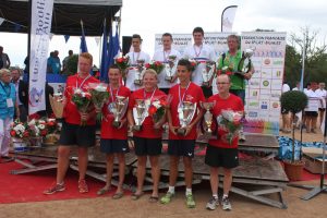 Avec les sous-champions pour la remise des coupes.