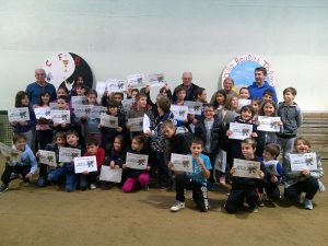 Tous brandissent le fameux diplôme du jeune bouliste