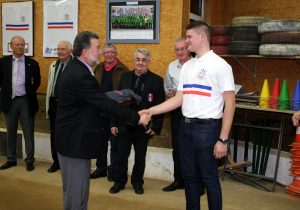Dylan Jean qui a rejoint les Compagnons du tour de France s’est vu remettre sa récompense par Michel Missonnier président de la commission nationale des jeunes à la FFSB