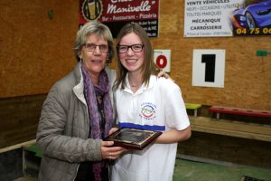 Double championne de France, en simple et en tir progressif, Laetitia Sapet a reçu sa récompense des mains de Michèle Galand, membre de la FFSB en charge des jeunes