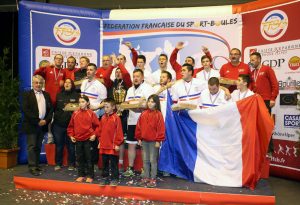 Sur le podium, les Annonéens entonnent « Les Ardéchois »