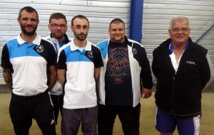 Mathieu Ferraton, Boris Courtial, Damien Maneval, Sébastien Vareilles et Jérôme Roméas de Saint-Agrève avec l'arbitre de cette compétition, Francis Niquet