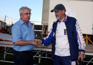 Fin de journée, le président des arbitres prend congé du président du CBD
