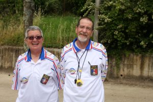 Les arbitres, Claudine Peyrouse et Jean-Marc Ozil officient avec le sourire