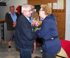 Un bouquet de fleurs a été offert à son épouse.