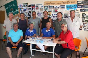 L’Amicale Boule de Labégude du président Alain Chanéac a mobilisé ses bénévoles dont on voit ici une partie avec Alain Delichiere représentant le CBD et Claudine Peyrouse coprésidente de la commission féminine de l’Ardèche