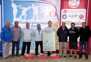 Les vainqueurs avec les présidents des Amicales boules organisatrices et Christian Marres, le grand patron de l'événement