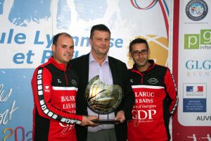 Eric Louat a remis le Trophée du Super 16 aux vainqueurs