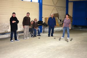 Les anciens sont très heureux de voir débarquer cette jeunesse dans leur boulodrome