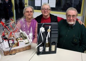 Claudine Peyrouse a remis les cadeaux à ses prédécesseurs, Nicole Ray et André Thomas