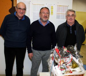 En présence de Gilles Ozil, Alain Chanéac a remis le cadeau à Marc Valayer qui reste en activité au poste de vice-président