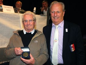 Georges Jarjat a reçu la médaille de bronze de la FFSB des mains du président de celle-ci, Philippe Coquet