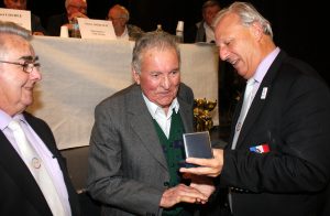 : Jean Chirouze bien entouré entre le président de la FFSB, Philippe Coquet et celui du Comité bouliste de l’Ardèche, Marc Valayer